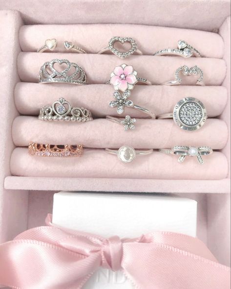 Luxury Pink Jewelry Gift, Coqquete Rings, Coquette Jewelry Rings, Coquette Jewelry Box Aesthetic, Croquette Jewelry Box, Chica Dark, Pretty Pink Princess, Jewelry Accessories Ideas, Girly Accessories