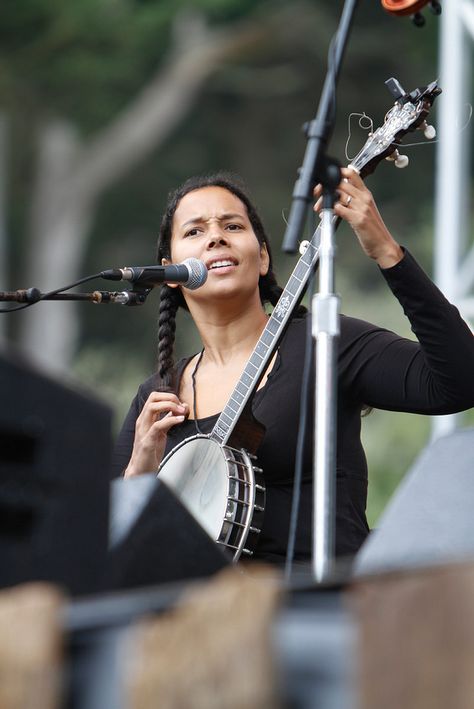 Carolina Chocolate Drops Female Duos, Clawhammer Banjo, Women Guitarists, Antique Violin, Banjo Chords, Rhiannon Giddens, Chocolate Drops, Teen Party Games, Americana Music