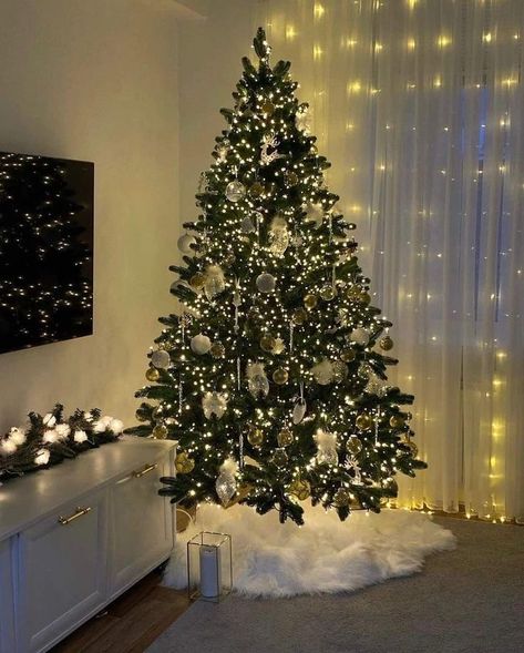 Christmas Tree Inspo 2023, Aesthetic Christmas Tree Decor, Christmas Tree Bedroom, Aesthetic Christmas Tree, Christmas Tree Inspo, Christmas Dreaming, Cosy Christmas, Christmas Tree Inspiration, Christmas Themes Decorations