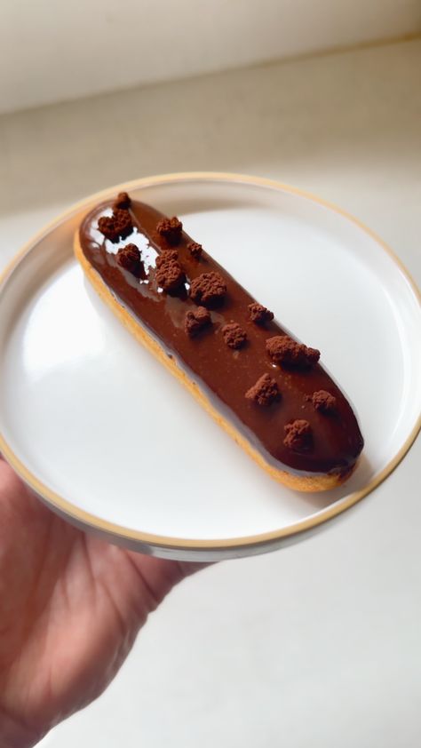 Vanilla Eclairs Recipe, Matt Adlard, Chocolate Eclair Recipe, Culinary Desserts, Chocolate Eclairs, Chocolate Crumble, Dessert Book, Eclair Recipe, Milk Chocolate Ganache