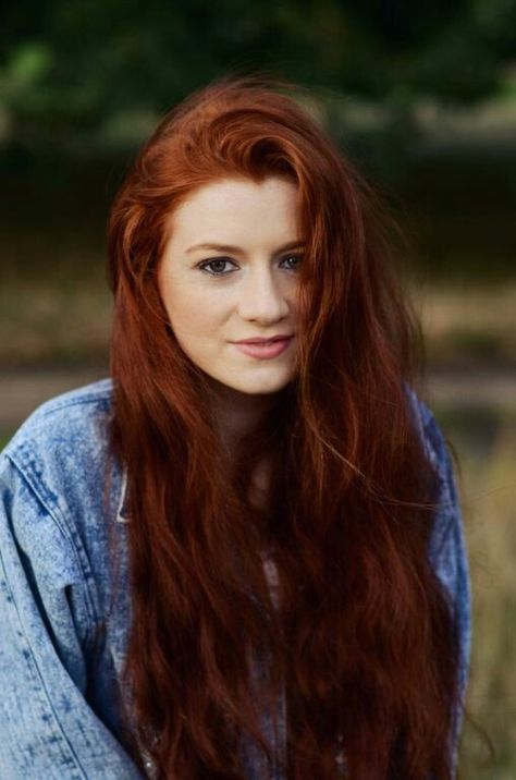 Autumn red. Rust Red Hair Color, Rust Colored Hair, Rust Color Hair, Rust Red Hair, Rust Hair Color, Ciara Baxendale, Catherine Benson, Red Hair Dark, Red Hair Brown Eyes