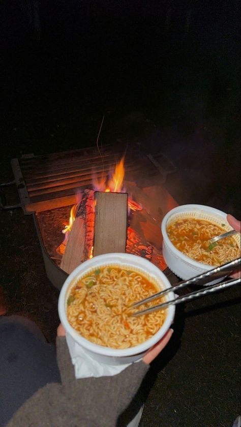 Simple Camping Meals, Camping Lunch Ideas, Camping Dinner Ideas, Easy Camping Food Ideas, Easy Camping Food, Lunch Ideas Easy, Meals For The Family, Campfire Snacks, Camping Lunch