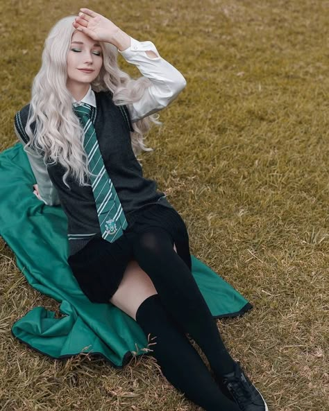 Novela Outfits, Slytherin Uniform Female, Slytherin Cosplay, Slytherin Uniform, Universal Studios Outfit, Slytherin Fashion, Cosplay Idea, Harry Potter Cosplay, Slytherin House