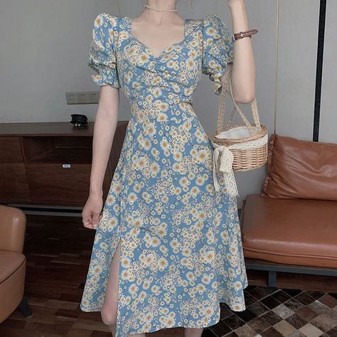 #puffsleeves #casualoutfit #mididress #koreanfashion #kfashion #breathablefabric Cinched Dress, Cottage Dress, Outdoor Dress, Midi Dress Chic, Mori Girl Fashion, Cottagecore Fashion, Shein Dress, Sleeves Clothing, Daisy Print