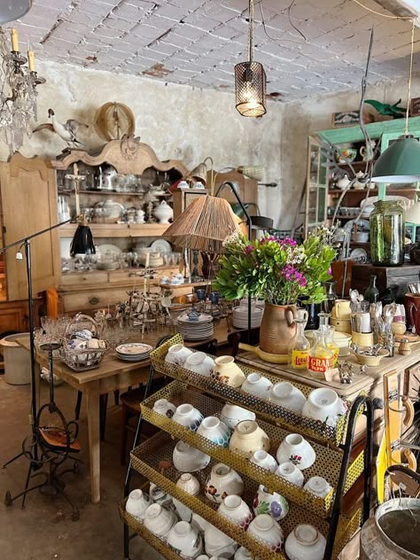 Brocante French Vintage, Aesthetic Stores Interior, Vintage Shop Aesthetic, Mini Store Ideas, Vintage Store Interior, French Vintage Aesthetic, Vintage Store Aesthetic, Antique Shop Aesthetic, Coffee Shop Vintage