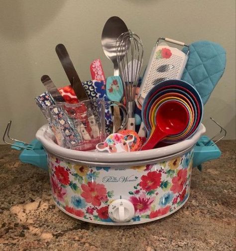 Pioneer Woman Gift Basket, Crockpot Bridal Shower Gift, Pioneer Women Gift Basket, Creative Baskets For Gifts, Inexpensive Silent Auction Gift Basket Ideas, Pioneer Woman Gift Basket Ideas, Crockpot Baskets Gift Ideas, Auction Diy Items, Kitchen Raffle Basket Ideas