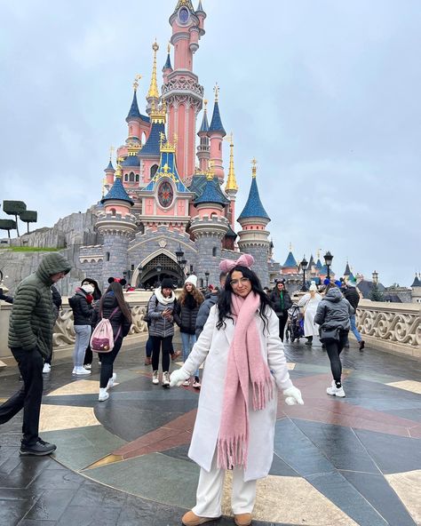 Disneyland Paris In Winter, Disneyland In Winter Outfits, Disney Paris Winter Outfit, Pink Disney Outfit Winter, Disneyland Outfits Cold, Disneyland Paris Christmas Outfit, Winter Outfits Disneyland, Disney In Winter Outfit, Disney Winter Outfits Women