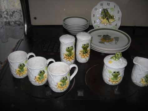 Vintage-Neil-the-Frog-1978-Sears-And-Roebuck-Canister-Set-mugs-clock-napkin Neil The Frog, Frog Kitchen, Frog Party, Frog Stuff, Frog Doll, Frog Ornaments, Jars For Sale, Frog Life, Ceramic Frogs