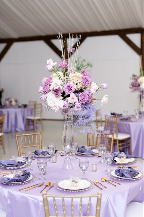 Wedding Lilac Decoration, Purple Sweetheart Table Wedding, Lilac Table Setting Quinceanera, Lavender Wedding Table Decor, 15 Table Decorations, Purple And Silver Table Setting, Lavender Spring Wedding, Lilac Table Setting, Lavender Wedding Theme Table Decorations