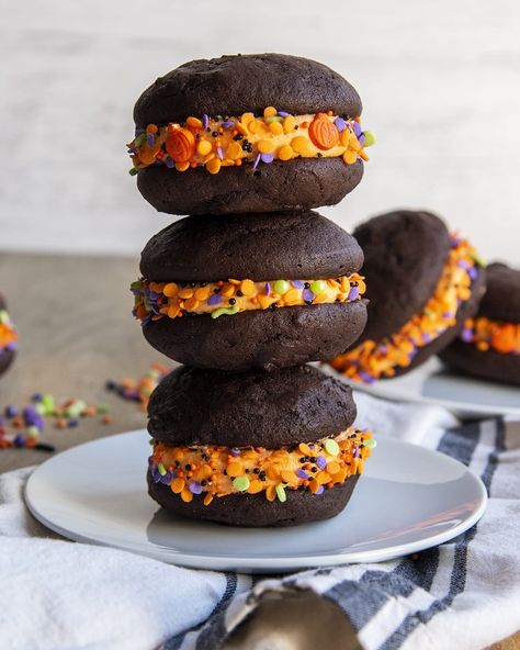 These Halloween Whoopie Pies are such a fun Halloween treat, with two soft chocolate cookies stuffed full of a soft orange buttercream frosting, and decorated with holiday sprinkles. Marshmallow Cream Frosting, Orange Buttercream Frosting, Soft Chocolate Cookies, Marshmallow Fluff Frosting, Soft Chocolate Cookie, Red Velvet Whoopie Pies, Cookies Stuffed, Whoopie Pie Recipe, Chocolate Whoopie Pies