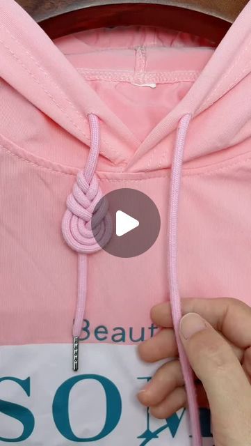 Arts Fusion Studio on Instagram: "Hoodies Knot 🎀. Like ❤️ & Follow 👍
.
.
.
.
#reelsfbシ #homecraft #lifehacks #craft #artdaily #instafeed #trendingreelsvideo #trendingreels #trendingreels #usa #artsandcrafts #artist #artstudio #diycrafts #craftideas #craftsfeed" How To Tie Drawstring Hoodie, Tying Hoodie Drawstrings, Hoodie Lace Knot, Hoodie Tie Knots, How To Tie Hoodie Strings, Hoodie String Knots, Instagram Hoodies, Fusion Studio, Rope Crafts Diy