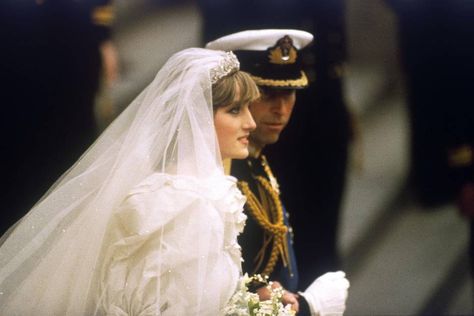 Prinzessin Diana und Prinz Charles Charles And Diana Wedding, Lady Spencer, Diana Wedding Dress, Princess Diana Wedding, Prince Charles And Diana, Prinz Charles, Diana Wedding, Storybook Wedding, Princess Diana Family