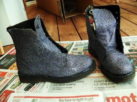 DIY - Glitter Dr Martens Glitter Dr Martens, Thrifty Fashion, Diy Fashion Projects, Diy Glitter, Glitter Boots, Festival Costumes, Glitter Diy, Painting Leather, Diy Shoes