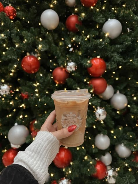 Starbucks Holiday Aesthetic, Aesthetic Christmas Drinks, Starbucks Christmas Aesthetic, Christmas Aesthic, Christmas Drinks Aesthetic, Christmas Aethstetic, Starbucks Christmas Drinks, Winter Aesthetic Pictures, Christmas Living Room Decorations