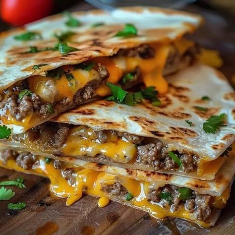 Blackstone Cheeseburger Quesadilla - Recipecs Blackstone Cheeseburger, Cheeseburger Quesadilla, Meatloaf Casserole, Fried Bologna, Amish Chicken, Seafood Bisque, Chicken Penne, Crowd Pleasing Appetizers, Burger Toppings