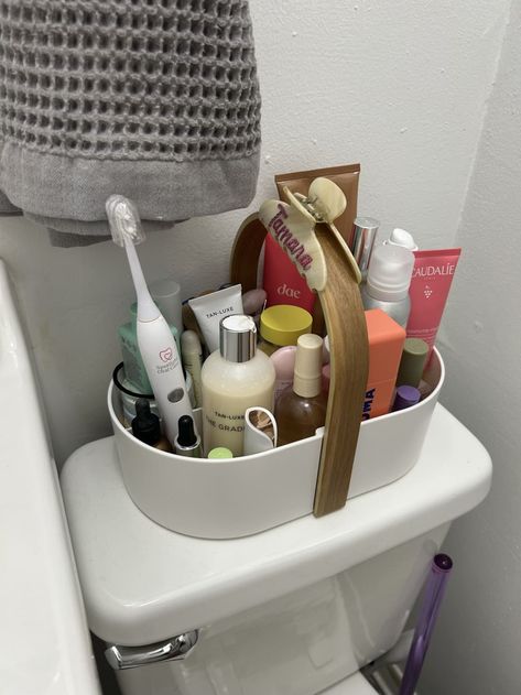 College Bathroom Caddy, Dorm Room Shower Caddy, Shower Catty College, Bathroom Caddy Ideas Organizations, Dorm Room Ideas Bathroom, Shower Caddy Aesthetic, College Dorm Shower Caddy Ideas, College Shower Caddy Ideas, Room Ideas Aesthetic Bathroom