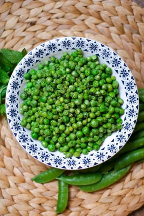 Spring in a bowl. Butter Peas, Garlic Mashed Potatoes Easy, Springtime Recipes, Fresh Peas, Spring Recipe, Peas Recipe, Minty Fresh, Herbs De Provence, Food Favorites