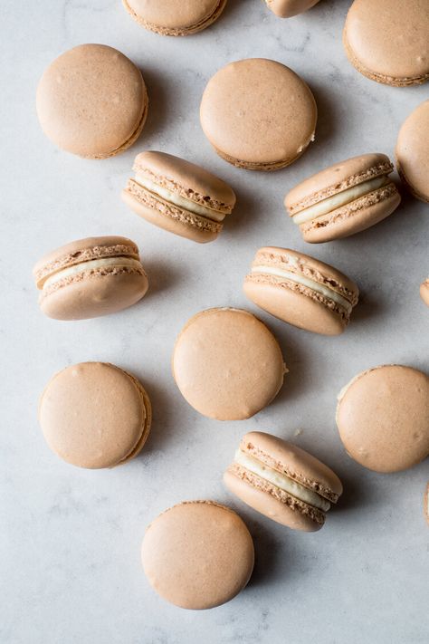 Salted Caramel Macarons — Flourishing Foodie Caramel Macarons Recipe, Caramel Macarons, Salted Caramel Macarons Recipe, Salted Caramel Macarons, Macaroons Caramel, Macaron Sweet, Caramel Macchiato Macarons, Macarons Salted Caramel, Dessert Pictures