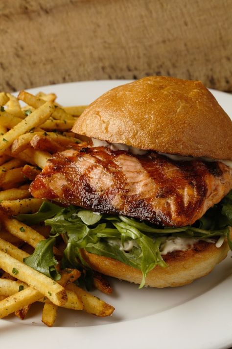 Grilled Salmon Sandwich, Salmon Sandwich Recipes, Grilled Salmon Burgers, Fish Sandwich Recipes, Grill Salmon, Salmon Sandwich, Homemade Tartar Sauce, Fish Sandwich, Shellfish Recipes