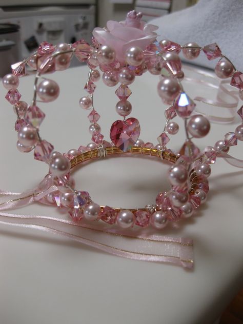 This is the crown i made for my friend! 4+ hours of work lots of crystals lots of pearls Lots of wire Wire Crown, Crown Decor, 귀여운 음식 그림, Mini Crown, Diy Crown, Wire Diy, For My Friend, Diy Hair Bows, Wire Crafts