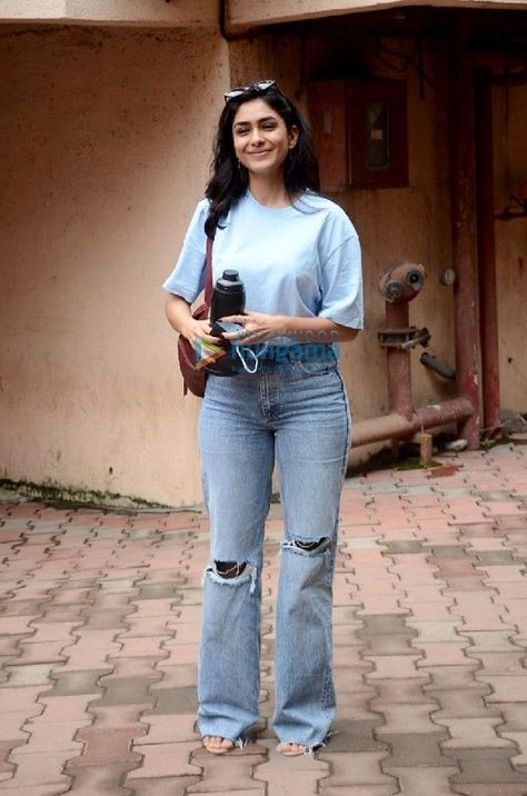 Mrunal Thakur Casual Outfits, Jeans Top Ideas, Daily College Outfits Indian, Prajakta Koli Outfits, Bootcut Outfit, Jeans Tops Indian Style, College Outfits Indian, Prajakta Koli, Smart Casual Women Outfits