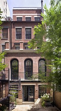 Apartment Exterior Design, Nyc Garden, Peter Pennoyer, Nyc Brownstone, Brownstone Homes, New York Brownstone, Nyc Townhouse, Townhouse Exterior, Apartment Exterior