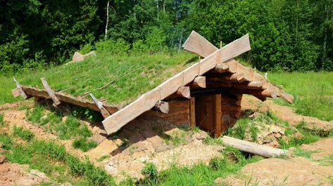 How To Create A Dug Out Survival Shelter | Survival Life Primitive Survival Shelters, Survival Shelter Long Term, Survival Shelter Ideas, Dugout Shelter, Diy Shelter, Pit House, Homestead Property, Treehouse Ideas, Garden Cover