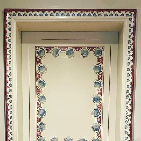 Meg Boscawen on Instagram: "A couple of dots and lines later… my interpretation of a Bloomsbury inspired door. Situated in the heart of london, this home was built in the 1920’s which is when the Bloomsbury group were active and were located not far from this home. The client wants to mimic this Bloomsbury style around her home, as In her words they give the walls more character. Huge bonus, they are the biggest joy to work with!" Charleston Decor, Bloomsbury Style, Arts And Crafts Interiors, Bloomsbury Group, Dream House Interior, Hand Painted Furniture, The Client, Cadiz, Interior Paint