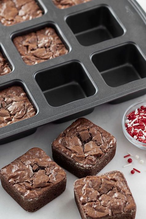 Brownies in a pan. Brownie Vegan, Brownie Packaging, Brownie Pan, Mini Treats, Brownie Bites, Round Cake, Brownie Cake, Brownie Bar, Round Cake Pans