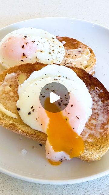 Poached Egg Dinner, Poached Eggs In Airfryer, Air Fryer Poached Egg Recipes, Air Fryer Poached Eggs, Eggs Airfryer, Poached Eggs How To, Air Fryer Eggs, Airfry Recipes, Poached Eggs On Toast