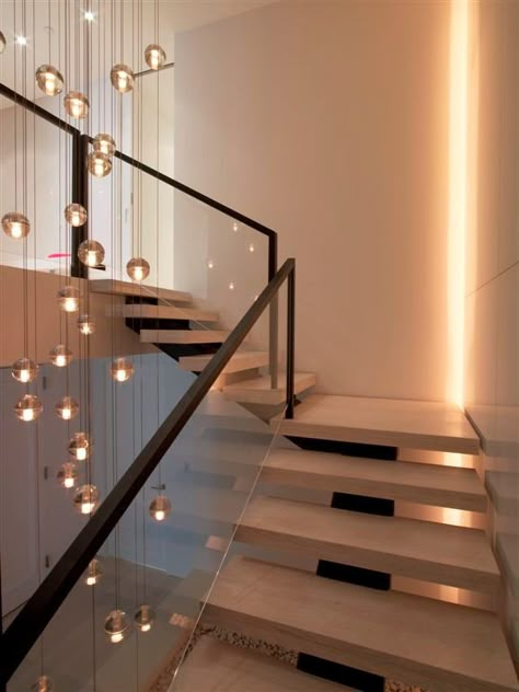 Stairs Wall Design Modern, Staircase Lighting Ideas, Vstupná Hala, Staircase Interior Design, Staircase Railing Design, Stairs Design Interior, Glass Stairs, Staircase Ideas, Stairway Design