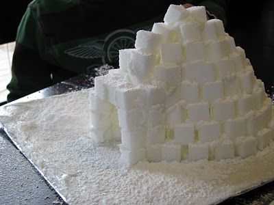 Sugar Cube Igloo.  Use frosting as glue. Sugar Cube Igloo, Snowman And The Snowdog, Winter Preschool, Snow Ice, Sugar Cubes, Winter Party, Winter Fun, Preschool Art, Winter Crafts