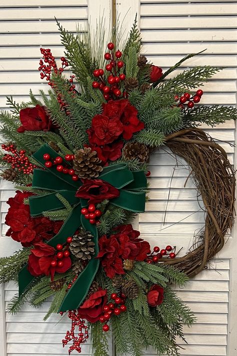 Holiday Door Decorations, Red Christmas Wreath, Floral Door Wreaths, Holiday Wreaths Christmas, White Christmas Wreath, Holiday Wreaths Diy, Red Peony, Christmas Wreaths Diy Easy, Christmas Flower Arrangements