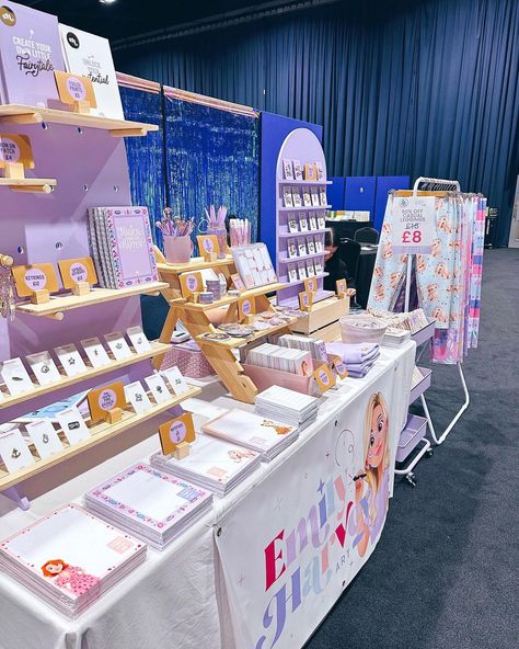 EMILY | STATIONERY, PRETTY PINS & SMALL BIZ COMMUNITY (@emilyharveyart) • Instagram photos and videos Market Stand Design, Jewelry Vendor Booth, Craft Stall Display, Art Booth, Art Fair Booth, Craft Fair Booth Display, Stall Display, Stand Feria, Craft Market Display