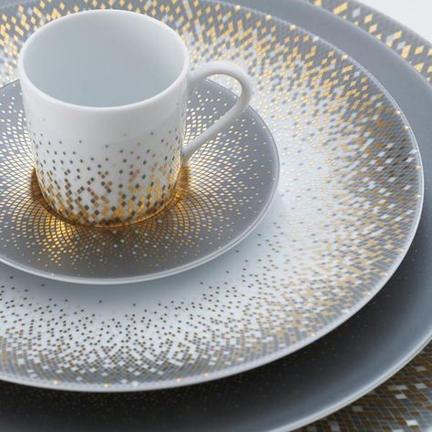 Dinnerware Inspiration, Dinnerware Set Modern, Gourmet Food Plating, Classic Plates, Fine China Dinnerware, Fine Dinnerware, Gold Dinnerware, Ceramic Dinnerware Set, Luxury Tableware