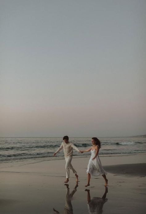 Pre Wedding Praia, Engagement Photo Shoot Beach, Beach Photoshoot Ideas, Pre Wedding Photoshoot Beach, Photoshoot At The Beach, Engagement Pictures Beach, Couples Beach Photography, Shooting Couple, Couple Beach Pictures