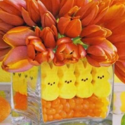 DIY:: Easter Table Centerpiece Using PEEPS & Tulips ! Peeps Centerpiece, Marshmallow Bunnies, Easter Arrangement, Dinner Decor, Easter Centerpiece, Easter Food, Easy Easter Decorations, Deco Nature, Easter Flowers