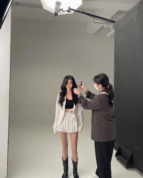 Kpop Stylist Job, Korean Idol Aesthetic, Ig Model Aesthetic, Korean Idol Outfit, Korean Girl Body, Kpop Vibes Aesthetic, Idol Life Aesthetic, Kpop Idol Life, Kpop Lifestyle