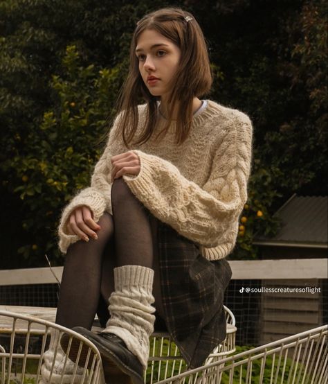 Autumn Fashion Photography, Cozy Poses, Roots Socks, Winter Academia, High Socks Outfits, Style Roots, Fall Outfits For School, Dark Academia Fashion, Academia Fashion