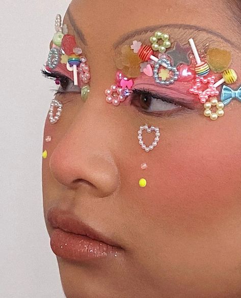 Sticker Makeup Aesthetic, Childish Makeup, Decora Makeup, Weird Barbie, Make Carnaval, Funky Makeup, Rave Makeup, Cool Makeup Looks, Ethereal Makeup