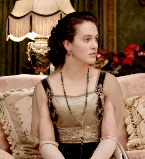 Jessica Brown Findlay Downton Abbey, Rosier Family, Ww1 Fashion, Sybil Crawley, Cinema Outfit, Mary Crawley, Lady Mary Crawley, Downton Abbey Cast, Downton Abbey Dresses