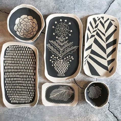 Pottery Sgraffito, Fun Pottery, Black And White Plates, Cerámica Ideas, Pottery Handbuilding, Tanah Liat, Ceramic Platters, Clay Wall, Ceramic Ideas