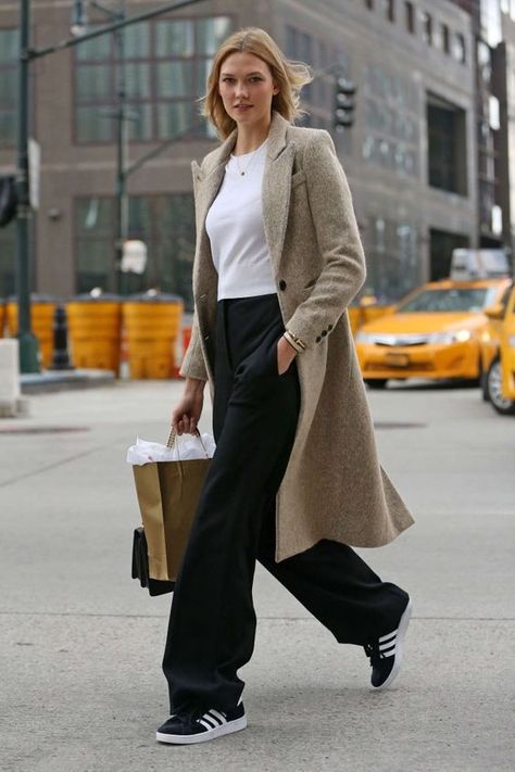 The Best Street Style Inspiration & More Details That Make the Difference Karlie Kloss Style, Minimalist Moda, Leg Pants Outfit, Black Wide Leg Pants, Sneakers Looks, Business Outfit, Models Off Duty, Wide Pants, 가을 패션