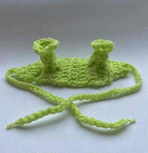 This cool Shrek hat would make an adorable dress up or Halloween accessory for your four-legged friends, including cats, kittens, and small dog breeds. Crocheted in light green acrylic yarn. There are 2 crocheted ties to keep the hat securely in place. As all hats are crocheted there is a slight stretch which means that they should fit most sized cats or small dog breeds. However, if your pet is smaller or bigger I can make these hats in other sizes and a variety of colours to fit your needs, se Croshet Hat, Crochet Small Accessories, Crochet Stuff For Cats, Cat Crochet Accessories, Crochet Ideas For Cats, Dog Crochet Accessories, Shrek Hat, Fairy Knitting, Small Crochet Accessories