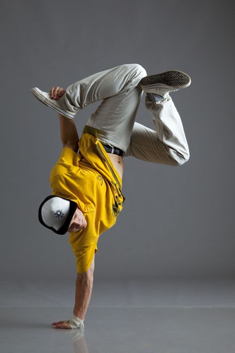 Breakdance Moves List - Dance Poise Hip Hop Dance Poses, Figurative Kunst, Action Pose Reference, Dance Photography Poses, Male Pose Reference, Body Reference Poses, Human Poses Reference, Figure Poses, Poses References