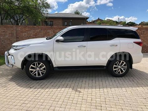 Mobil Fortuner, Fortuner Toyota, Digital Graphics Art, Photo Styles, Toyota Fortuner, Goth Nails, London Style, Rich Life, Toyota Cars