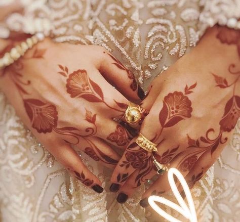 Minimal Mehendi, Wedding Henna Designs, Egyptian Wedding, Unique Henna, Henna Art Designs, Modern Henna Designs, Simple Henna Tattoo, Latest Henna Designs, Bridal Henna Designs