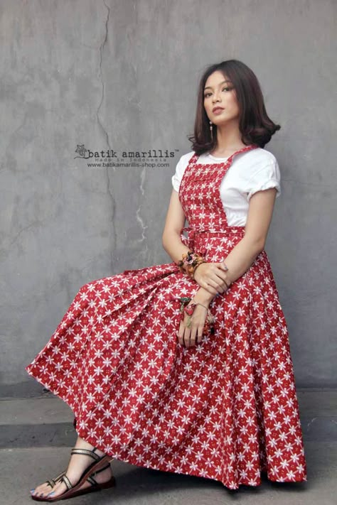 Dangari Dress Outfits, Dungree Styles Dress, Dangri Dress, Clock Skirt, Batik Amarillis, Batik Clothing, Simple Frock Design, Fashion Show Dresses, Girls Dresses Diy