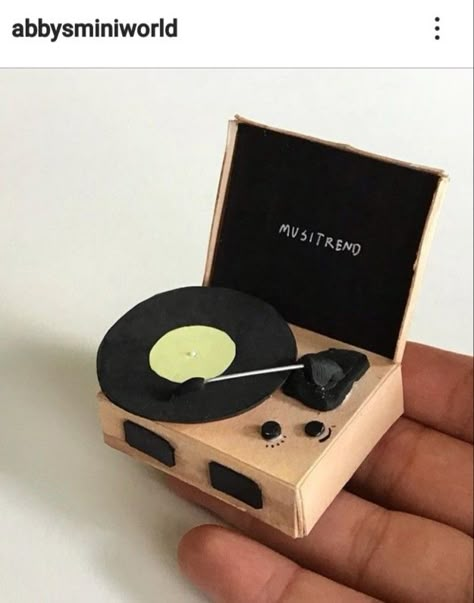 Music Clay Art, Clay Record Player, Diy Record Player, Mini Record Player, Diy Record, Record Boxes, Desk Buddy, Diy Dollhouse Furniture Easy, Cerámica Ideas