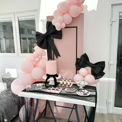 Bow Birthday Decor, Bows Birthday Party Ideas, Bow Party Decor, Coquette Birthday Party Decorations, Bow Party Theme, Bow Themed Party, Cute Birthday Decor, Bow Birthday Party Ideas, Birthday Table Setting Ideas